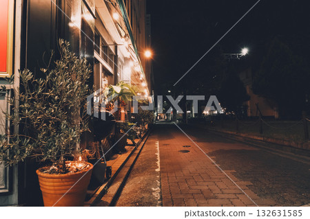 夜晚的時尚餐廳,寧靜與燈光交相輝映。 夜晚的時尚餐廳,寧靜與燈光交相輝映。 132631585