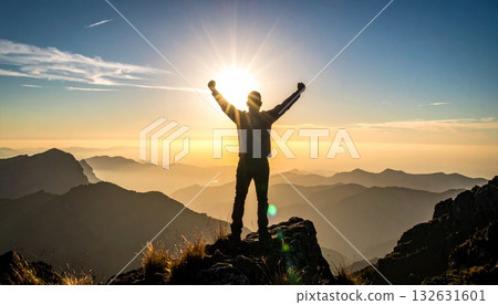 目標影像：一個男人在山頂舉起雙手的剪影 132631601
