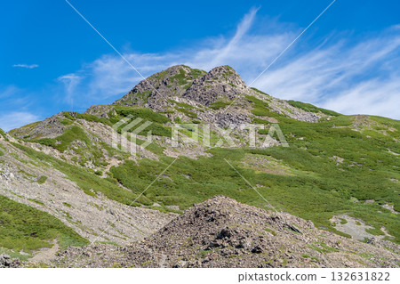 從大門澤下山點眺望名取岳。攀登南阿爾卑斯山脈白峰三山的愛之岳和名取岳。 132631822