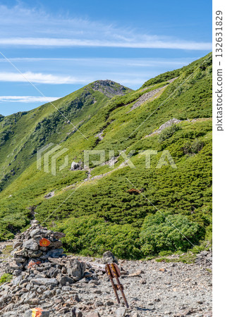從大門澤下山點眺望廣川內岳。攀登南阿爾卑斯山脈白峰三山的愛之岳和野鳥岳。 從大門澤下山點眺望廣川內岳。攀登南阿爾卑斯山脈白峰三山的愛之岳和野鳥岳。 132631829