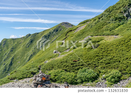 從大門澤下山點眺望廣川內岳。攀登南阿爾卑斯山脈白峰三山的愛之岳和野鳥岳。 從大門澤下山點眺望廣川內岳。攀登南阿爾卑斯山脈白峰三山的愛之岳和野鳥岳。 132631830