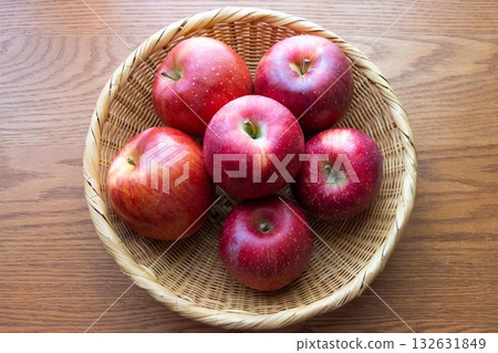 漏杓上的紅蘋果,信濃甜點和陽光 漏杓上的紅蘋果,信濃甜點和陽光 132631849