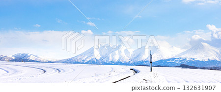 冬季從北海道美瑛的山丘上可以看到白雪皚皚的十勝山脈 132631907
