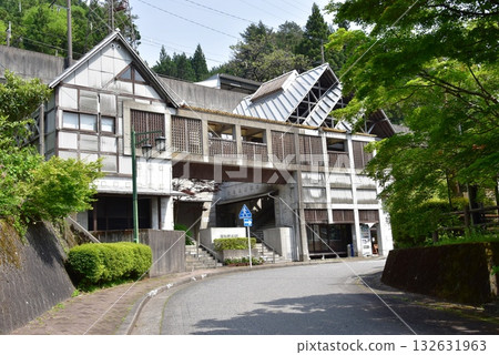 彌彥鐵道會津鬼怒川線上的川路溫泉站和藍天 彌彥鐵道會津鬼怒川線上的川路溫泉站和藍天 132631963