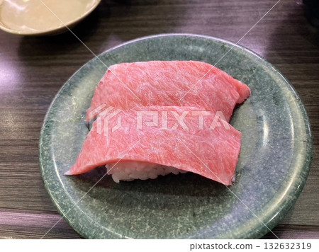 特寫鏡頭下的肥美鮪魚壽司。高品質壽司。新鮮海鮮美食。 特寫鏡頭下的肥美鮪魚壽司。高品質壽司。新鮮海鮮美食。 132632319