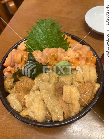 Close-up of a luxurious sea urchin bowl. High-quality seafood bowl. Fresh sea urchin and rice. Close-up of a luxurious sea urchin bowl. High-quality seafood bowl. Fresh sea urchin and rice. 132632546