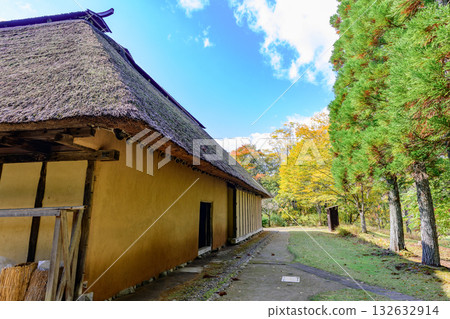 Autumn Michinoku Lakeside Park: Autumn leaves, kochia and old houses 132632914