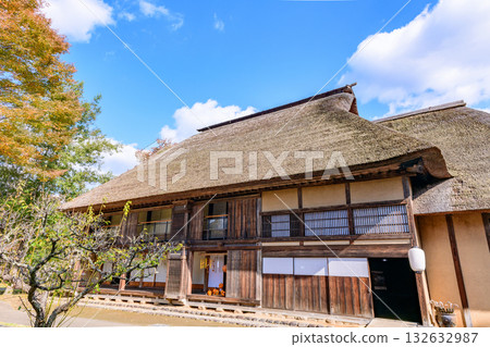Autumn Michinoku Lakeside Park: Autumn leaves, kochia and old houses 132632987