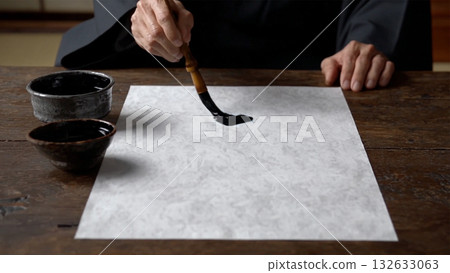 A person who practices calligraphy 132633063