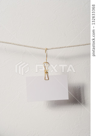 3張白色卡片用夾子固定在一起。 3張白色卡片用夾子固定在一起。 132633368