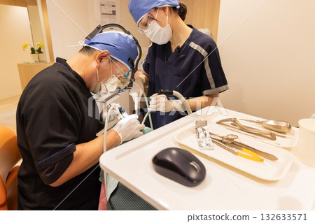 Medical dentist treatment image 132633571