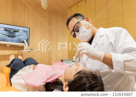 Medical dentist image 132633607
