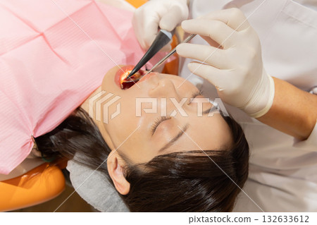 Medical dentist image 132633612