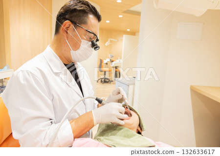Medical dentist image 132633617