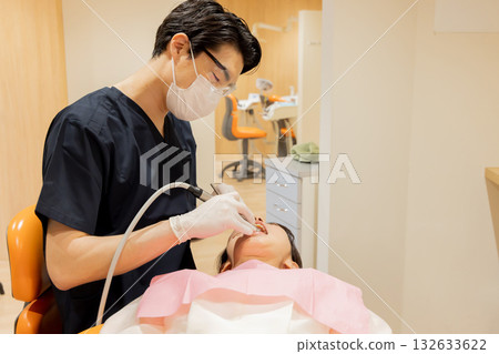 Medical dentist image 132633622