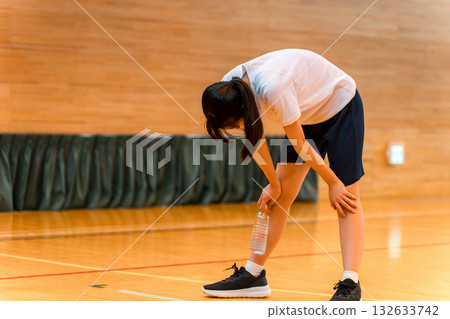 小學、國中和高中女生穿著運動服，在體育館裡努力訓練，疲憊不堪 132633742
