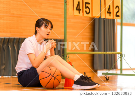 School club activities, girls cheering for the basketball club, sports festival, class match, tournament, game 132633983