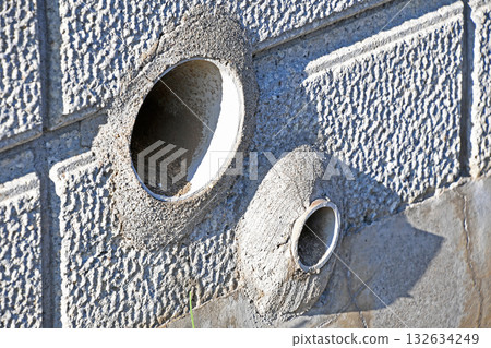 Weep holes in the retaining wall 132634249