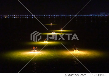 A winter tradition: glass eel fishing on the Yoshino River 132634469