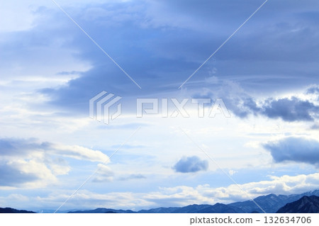 一張彩紙,上面織著天空和雲朵的圖案。信州的天空和雲朵。 一張彩紙,上面織著天空和雲朵的圖案。信州的天空和雲朵。 132634706