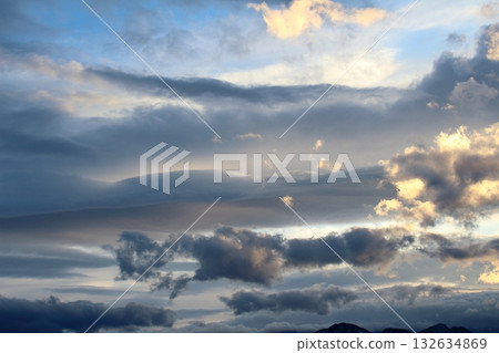 一張彩紙，上面織著天空和雲朵的圖案。信州的天空和雲朵。 132634869