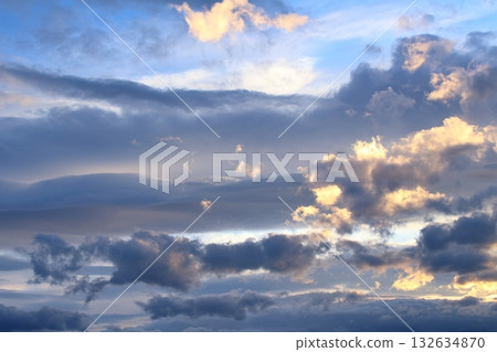 一張彩紙,上面織著天空和雲朵的圖案。信州的天空和雲朵。 一張彩紙,上面織著天空和雲朵的圖案。信州的天空和雲朵。 132634870