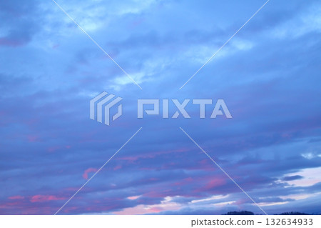 一張彩紙,上面織著天空和雲朵的圖案。信州的天空和雲朵。 一張彩紙,上面織著天空和雲朵的圖案。信州的天空和雲朵。 132634933