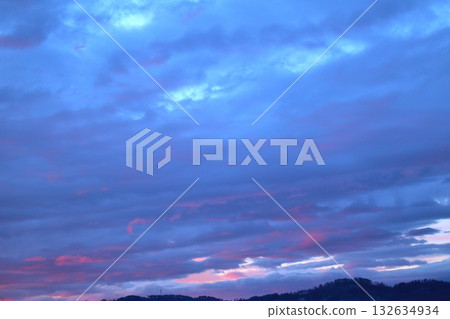 一張彩紙,上面織著天空和雲朵的圖案。信州的天空和雲朵。 一張彩紙,上面織著天空和雲朵的圖案。信州的天空和雲朵。 132634934