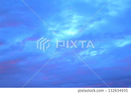 一張彩紙,上面織著天空和雲朵的圖案。信州的天空和雲朵。 一張彩紙,上面織著天空和雲朵的圖案。信州的天空和雲朵。 132634935