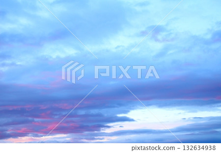 一張彩紙，上面織著天空和雲朵的圖案。信州的天空和雲朵。 132634938