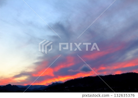 一張彩紙,上面織著天空和雲朵的圖案。信州的天空和雲朵。 一張彩紙,上面織著天空和雲朵的圖案。信州的天空和雲朵。 132635376