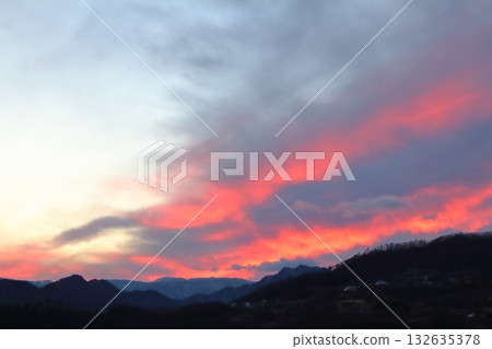 一張彩紙,上面織著天空和雲朵的圖案。信州的天空和雲朵。 一張彩紙,上面織著天空和雲朵的圖案。信州的天空和雲朵。 132635378