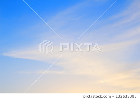 一張彩紙,上面織著天空和雲朵的圖案。信州的天空和雲朵。 一張彩紙,上面織著天空和雲朵的圖案。信州的天空和雲朵。 132635393