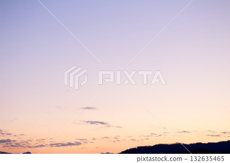 一張彩紙，上面織著天空和雲朵的圖案。信州的天空和雲朵。 132635465