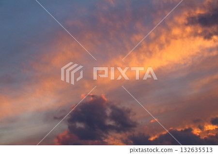 一張彩紙，上面織著天空和雲朵的圖案。信州的天空和雲朵。 132635513