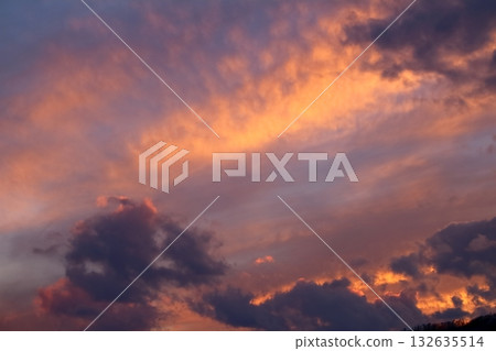 一張彩紙，上面織著天空和雲朵的圖案。信州的天空和雲朵。 132635514