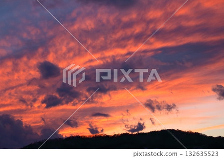 一張彩紙,上面織著天空和雲朵的圖案。信州的天空和雲朵。 一張彩紙,上面織著天空和雲朵的圖案。信州的天空和雲朵。 132635523