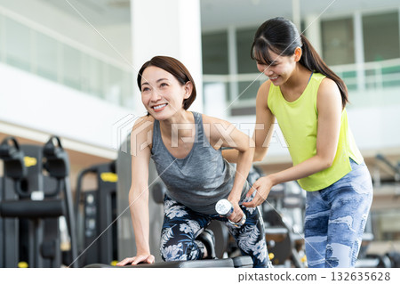 一位中年女性正在健身房鍛鍊。照片由幕張萬麗24運動俱樂部及三溫暖水療中心提供。 132635628