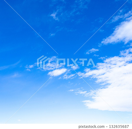 藍天白雲的簡單風景 132635687
