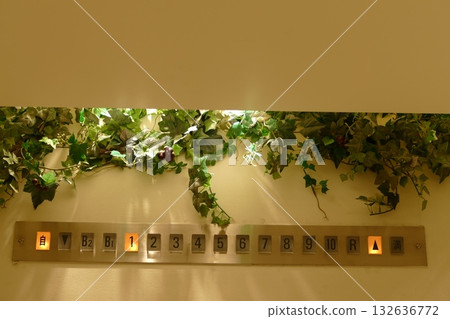 [Elevator floor display] 132636772