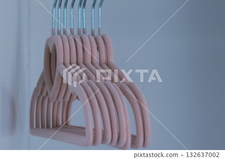 Children's pink velvet hangers with heart for girls clothes in empty wardrobe Children's pink velvet hangers with heart for girls clothes in empty wardrobe 132637002