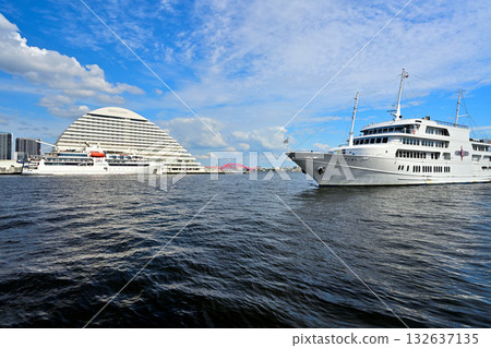 「珊瑚地理學家號遊輪及神戶港景色 132637135