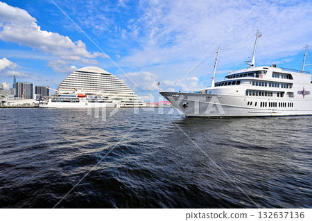 「珊瑚地理學家號遊輪及神戶港景色 「珊瑚地理學家號遊輪及神戶港景色 132637136