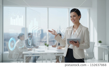 商業場景:一位外籍女白領正在用平板電腦做示範。 商業場景:一位外籍女白領正在用平板電腦做示範。 132637868