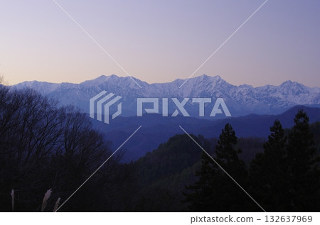 從長野市大岡眺望北阿爾卑斯山的傍晚景色 132637969