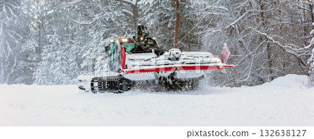 Snow groomer ratrack machine, ski slope, banner 132638127