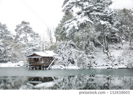 冬日的兼六園：霞池被白雪覆蓋（石川縣） 132638603