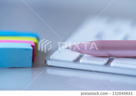 Keyboard and sticky notes on a table 132640681