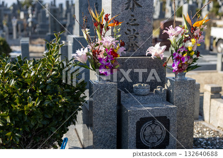 一座擺滿嬌艷粉紅鮮花的墳墓 132640688