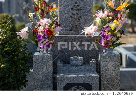 一座擺滿嬌艷粉紅鮮花的墳墓 132640689